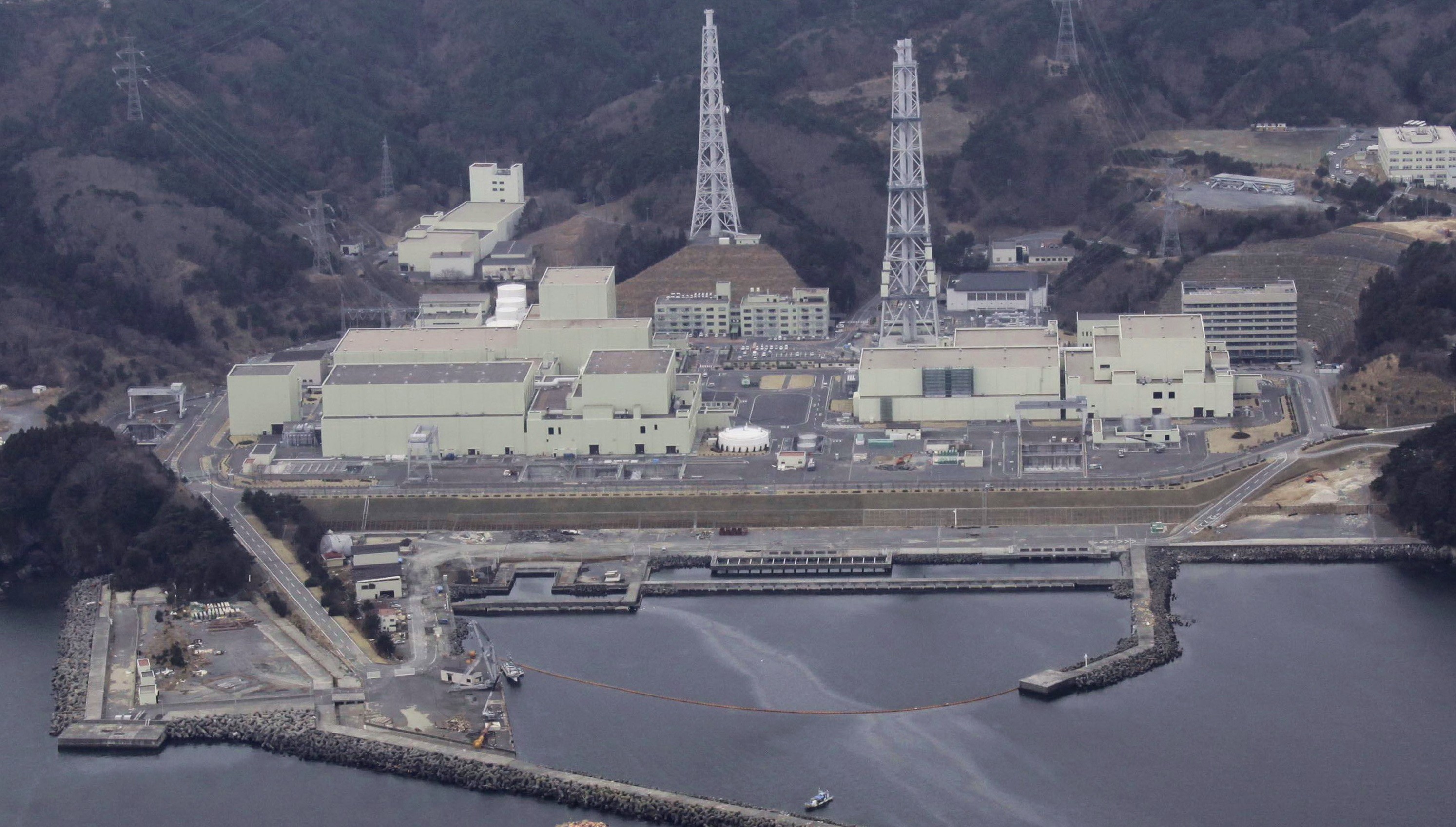 Olejová škvrna pred jadrovou elektrárňou Onagawa v prefektúre Mijagi